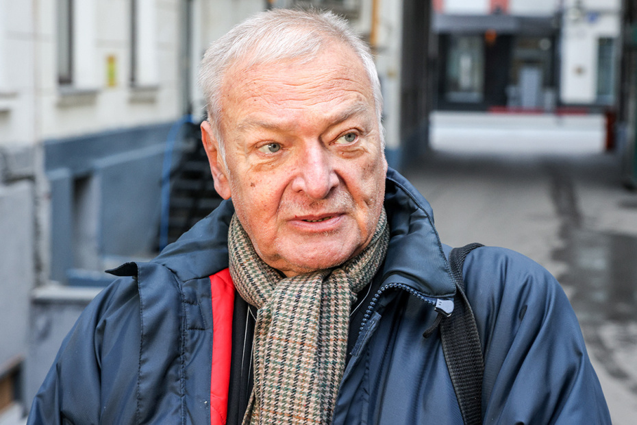 Актер Андрей Давыдов около Московского театра-студии народного артиста Всеволода Шиловского перед церемонией прощания с Всеволодом Шиловским