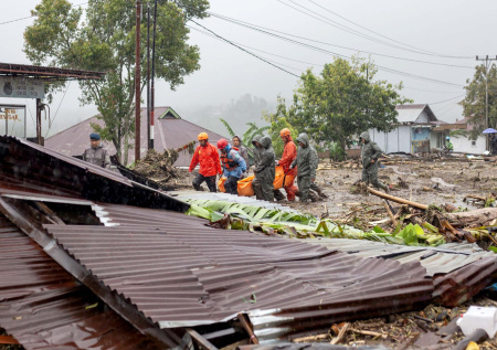 Число жертв от наводнений в Индонезии выросло до 417