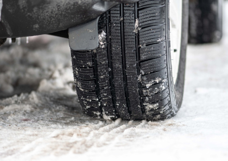 Кроссовер сделал пируэт на трассе и вылетел на кладбище