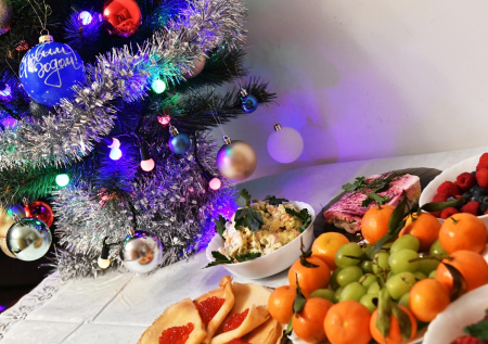 Как накрыть щедрый новогодний стол без лишних трат и кухонной суеты: формула 2/2/1+1 помогает приготовить ровно столько, сколько нужно