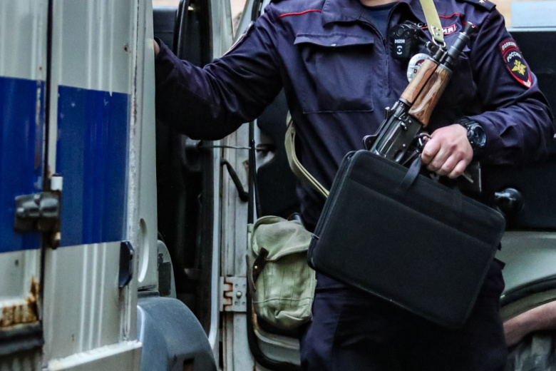 Сотрудник ФСИН около автозака