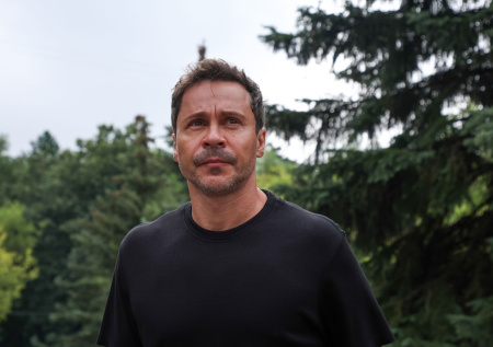 Статуя в честь Деревянко простояла на родине актера меньше суток