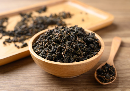 Как обычная чайная заварка превращает рассаду в крепкие кустики: простой огородный прием, который усиливает рост и защищает растения