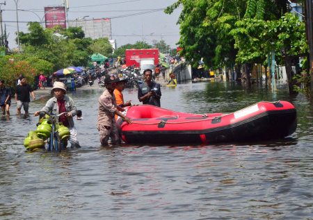 Число погибших от наводнений в Индонезии приблизилось к 600