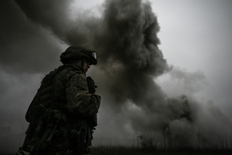 Военнослужащий войск РХБЗ группировки «Центр» в аэрозольной дымовой завесе (используется для прикрытия подразделений от разведки противника) на Красноармейском направлении в зоне СВО