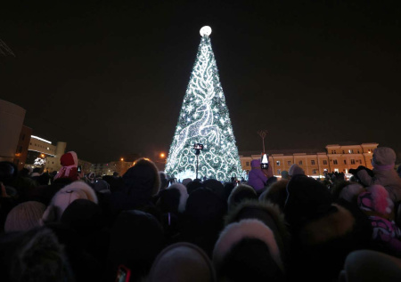 В России зажгли первую новогоднюю елку