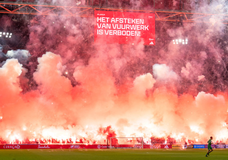 Фанаты «Аякса» подожгли футбольное поле в Амстердаме
