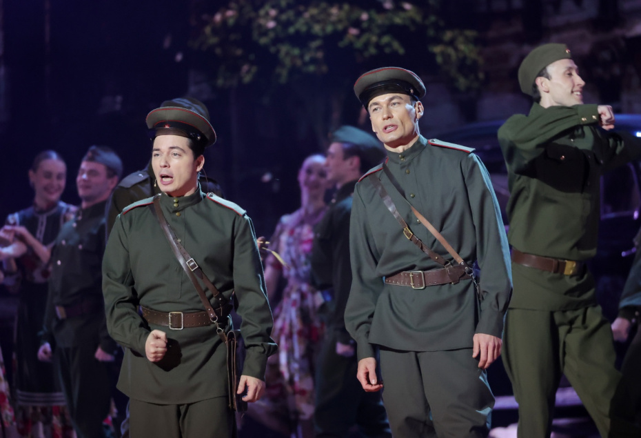 Родион Газманов (слева) на концерте, посвящённом 50-летию песни «День Победы»