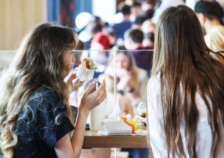 Назван недуг, при котором нельзя запивать еду водой