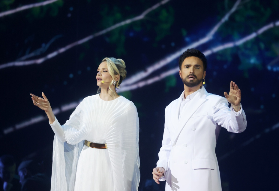 Певец Александр Панайотов  выступает в Кремлёвском дворце на концерте, посвящённом 50-летию песни “День Победы”