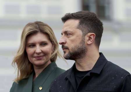 Зеленский с супругой покинули Украину