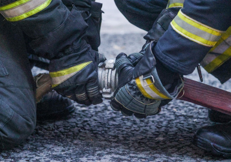 В Новой Москве автомобиль вспыхнул во дворе жилого дома