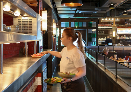 Московскому ресторану запретили искать официантов-славян