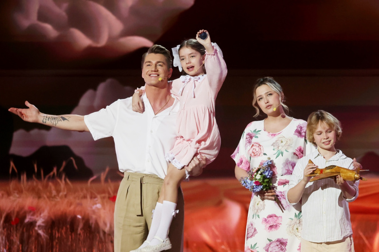 Алексей Воробьев и Аглая Шиловская на концерте, посвящённом 50-летию песни «День Победы»