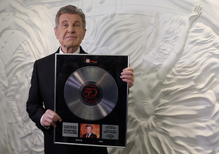 Популярная песня Лещенко получила награду за 50 млн прослушиваний