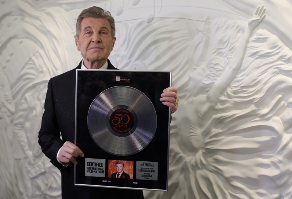 Певец Лев Лещенко перед началом концерта, посвящённого 50-летию песни «День Победы». Льву Лещенко вручили платиновый диск за исполнение песни «День Победы», достигшей за последние 15 лет 50 миллионов прослушиваний на стриминговых площадках