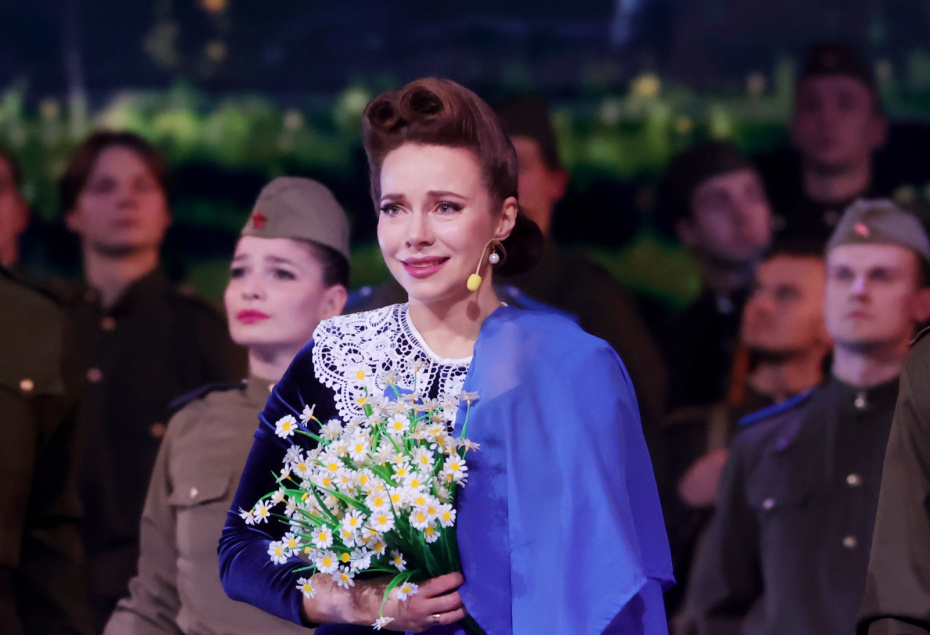 Актриса, певица Екатерина Гусева выступает в Кремлёвском дворце на концерте, посвящённом 50-летию песни “День Победы”