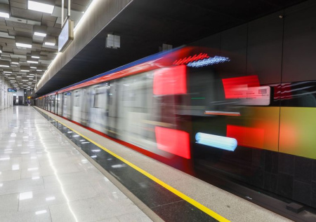 Пьяный юноша вдохновился Шапокляк и поехал между станциями метро на крыше