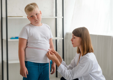 Педиатр назвал неожиданный фактор развития ожирения у детей