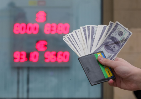 Курс доллара упал до минимума с середины июля