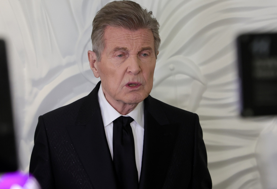 Певец Лев Лещенко перед началом концерта, посвящённого 50-летию песни «День Победы». Льву Лещенко вручили платиновый диск за исполнение песни «День Победы», достигшей за последние 15 лет 50 миллионов прослушиваний на стриминговых площадках