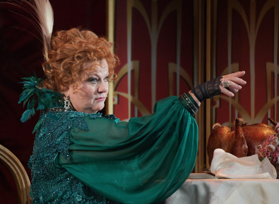 Ирина Муравьева в роли Долли Леви в сцене из спектакля ‭«Всегда зовите Долли!» по пьесе Торнтона Уайлдера в постановке Владимира Иванова в Государственном академическом Малом театре в Москве