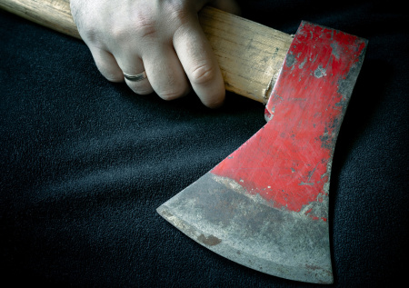 Россиянин ударил топором мотоциклиста на заправке и попал на видео