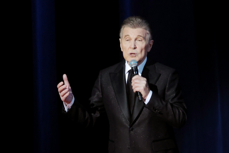 Певец Лев Лещенко выступает в Кремлёвском дворце на концерте, посвящённом 50-летию песни “День Победы”