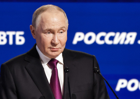 Путин объяснил, какие иностранцы могут обратиться за ВНЖ в России