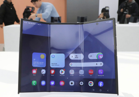 Samsung показала складывающийся втрое смартфон