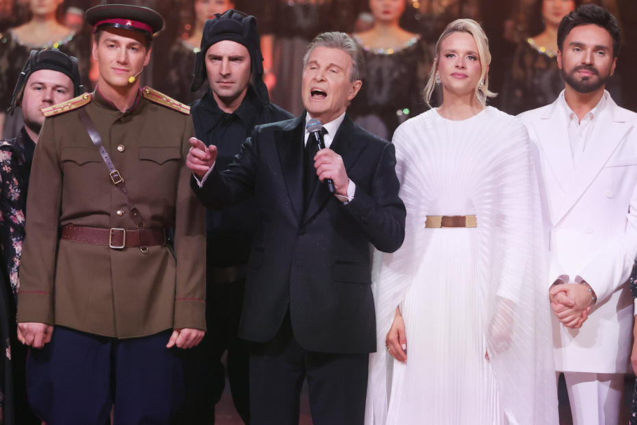 Певец Лев Лещенко выступает в Кремлёвском дворце на концерте, посвящённом 50-летию песни ‭«День Победы»