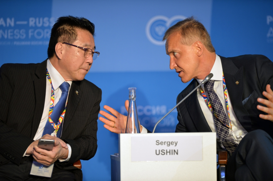 Старший вице-президент Charoen Pokphand Foods Public Company Ltd. Сомбат Тхиратракунчай (слева) и руководитель исполнительного комитета Национальной мясной ассоциации Сергей Юшин во время панельной сессии