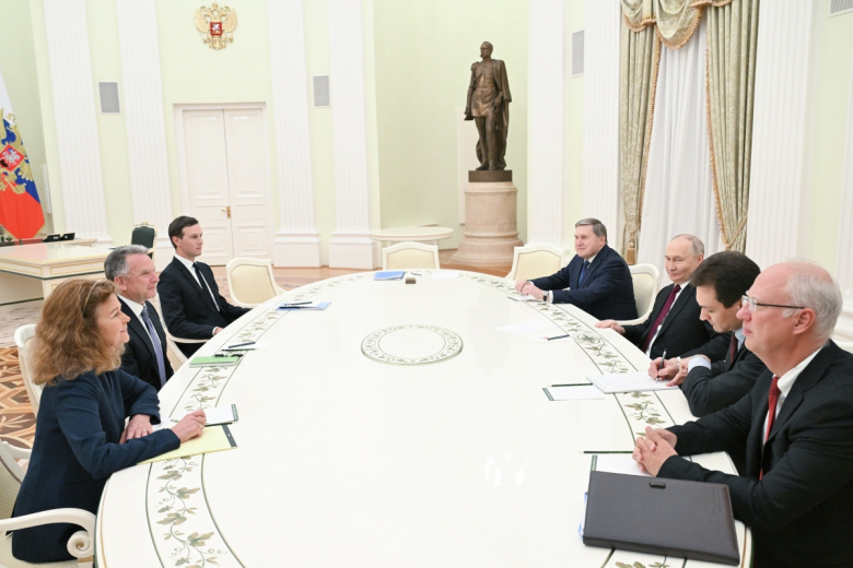 Президент РФ Владимир Путин и спецпосланник президента США Стивен Уиткофф (второй слева) во время встречи. Третий слева: зять президента США Джаред Кушнер, справа: генеральный директор Российского фонда прямых инвестиций (РФПИ), cпециальный представитель президента РФ по инвестиционно-экономическому