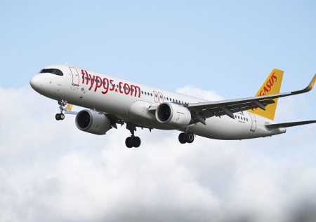 Самолет с россиянами посадили в Турции после двух ударов молнии