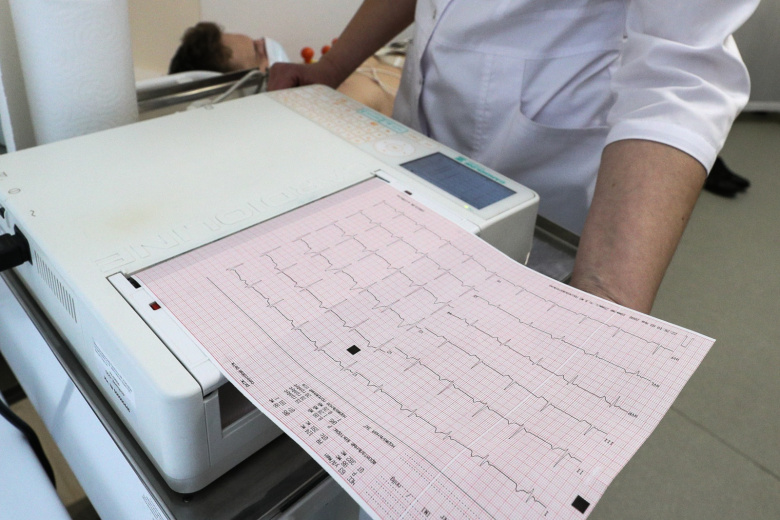 Врач-кардиолог снимает электрокардиограмму