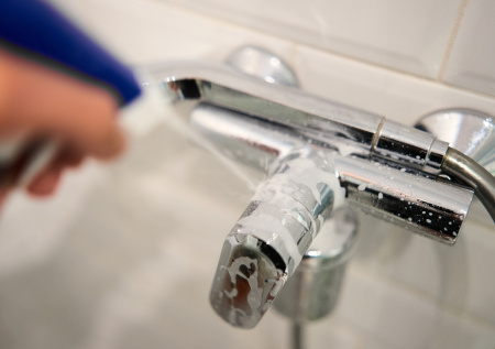 Как вернуть кранам зеркальный блеск без химии: два простых способа, которые работают лучше дорогих средств