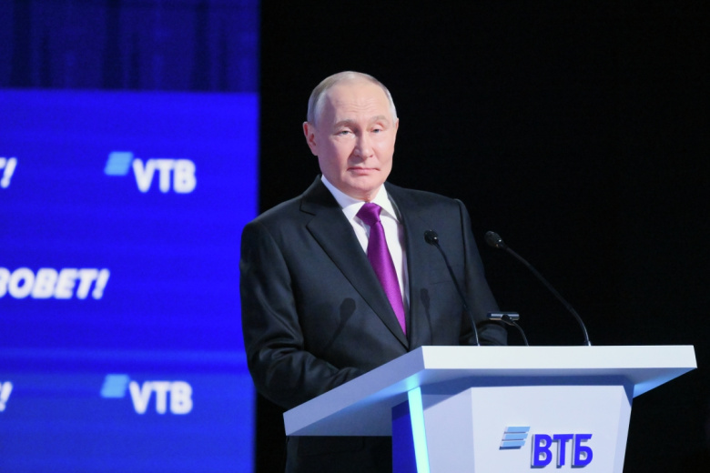 Президент РФ Владимир Путин выступает на пленарном заседании инвестиционного форума ВТБ ‭«Россия зовет!»