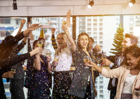 Юрист объяснил, можно ли публиковать фото сотрудников с корпоратива