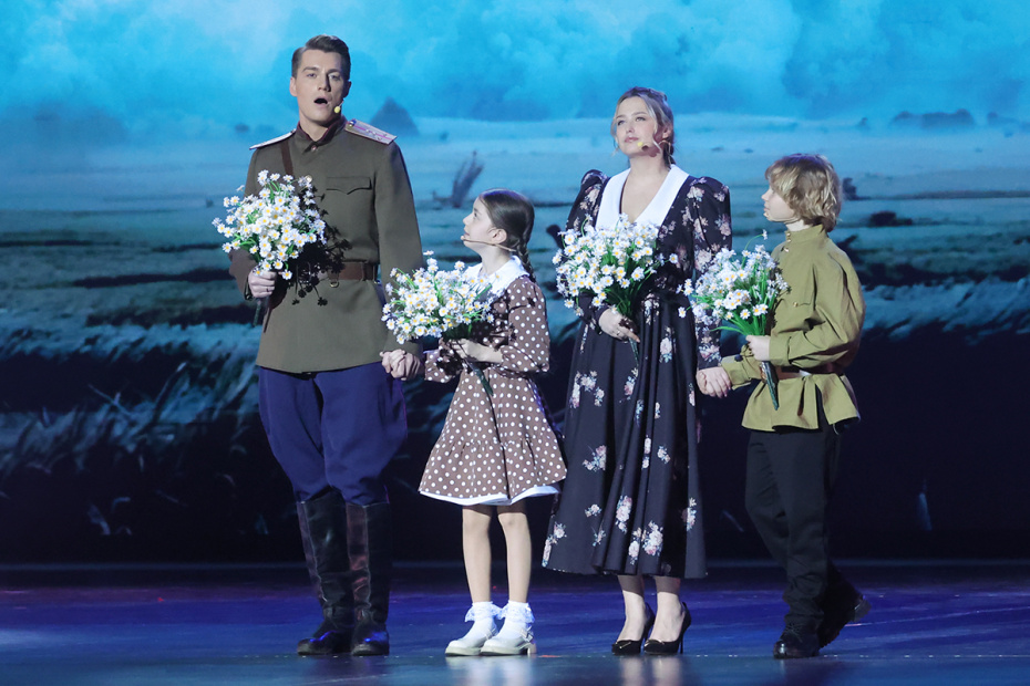 Алексей Воробьев и Аглая Шиловская на концерте, посвящённом 50-летию песни «День Победы»