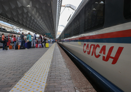 До Москвы добрался опоздавший на три часа скоростной поезд