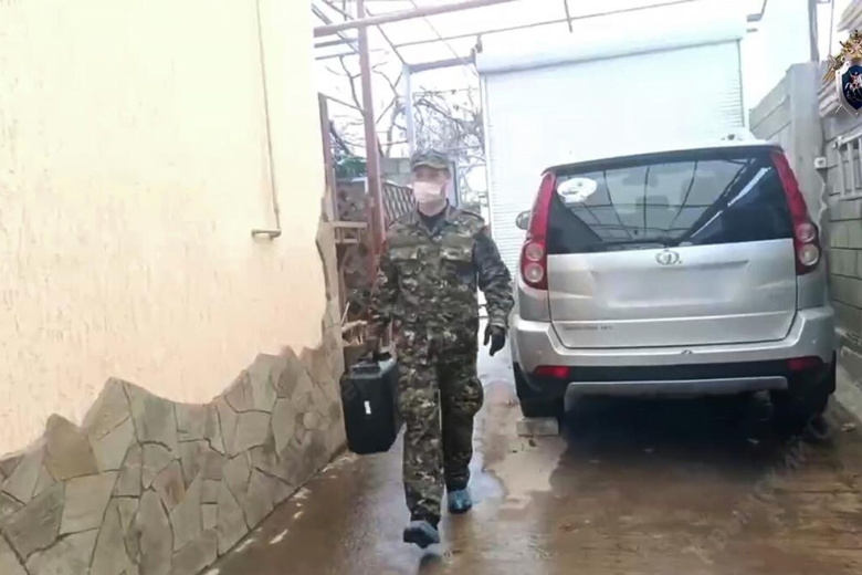 Сотрудник СК РФ на месте убийства в Симферополе