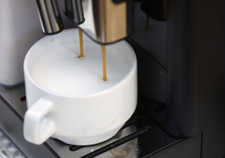 Терапевт предупредила, кому опасно пить кофе с молоком