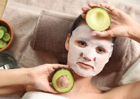 Врач дал совет, какие тканевые маски лучше использовать зимой