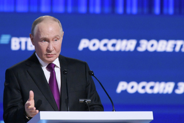 Президент РФ Владимир Путин выступает на пленарном заседании инвестиционного форума ВТБ ‭«Россия зовет!»