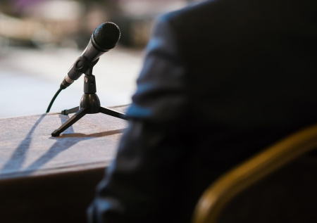 Чиновник «взорвал» интернет короной из глаз