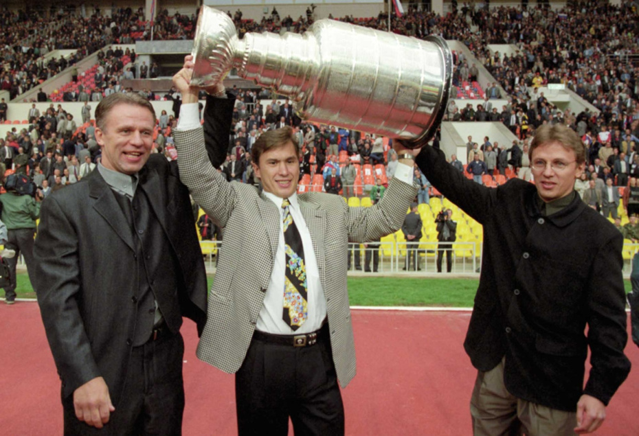 Матч между сборными командами России и ФИФА, посвященный 100-летию российского футбола и 850-летию Москвы. Кубок Стэнли представили зрителям российские хоккеисты Вячеслав Фетисов, Вячеслав Козлов и Игорь Ларионов (слева направо)