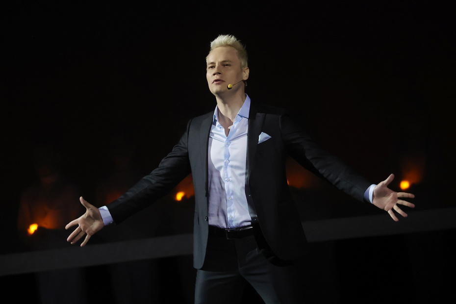 SHAMAN (настоящее имя Ярослав Дронов) на концерте, посвящённом 50-летию песни «День Победы»