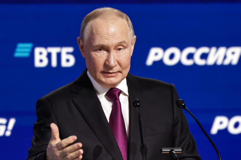 Президент РФ Владимир Путин выступает на пленарном заседании инвестиционного форума ВТБ ‭«Россия зовет!»