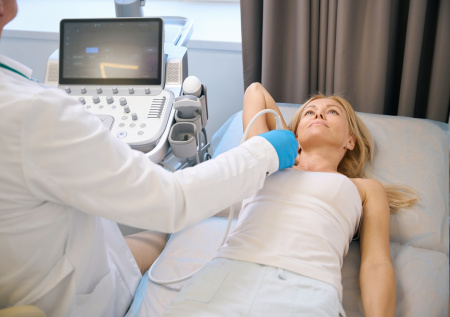 Маммолог рассказал, о чем могут сигнализировать уплотнения в груди