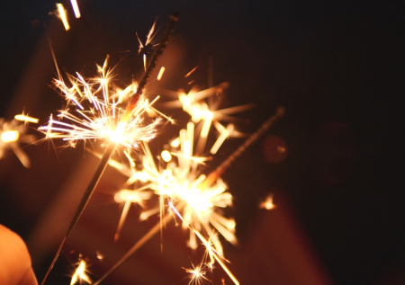 Юрист ответил, можно ли зажигать бенгальские огни на балконе